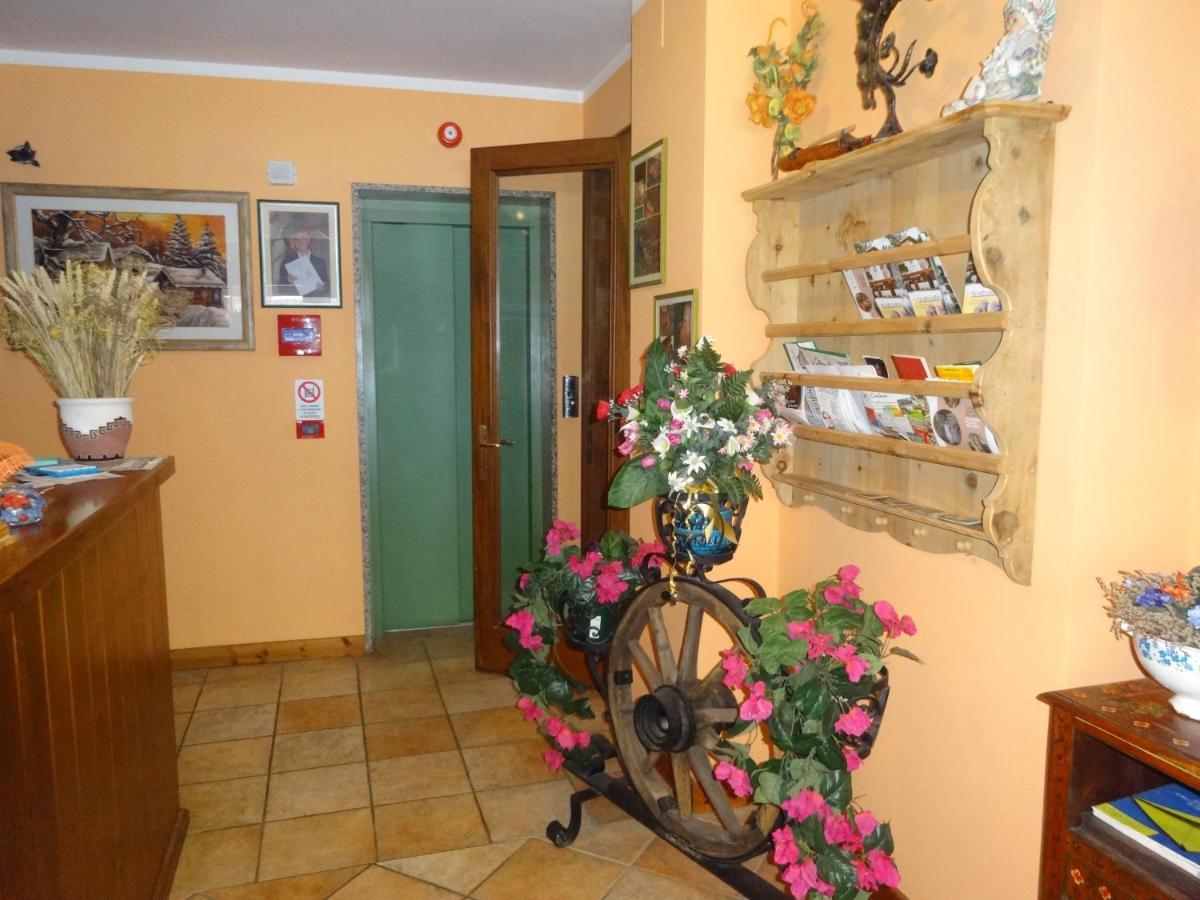 Hotel Genzianella Presenaio Bagian luar foto