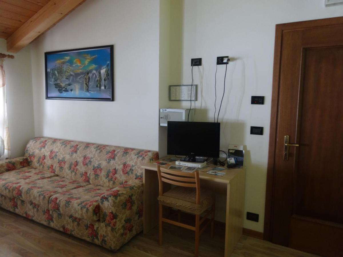 Hotel Genzianella Presenaio Bagian luar foto