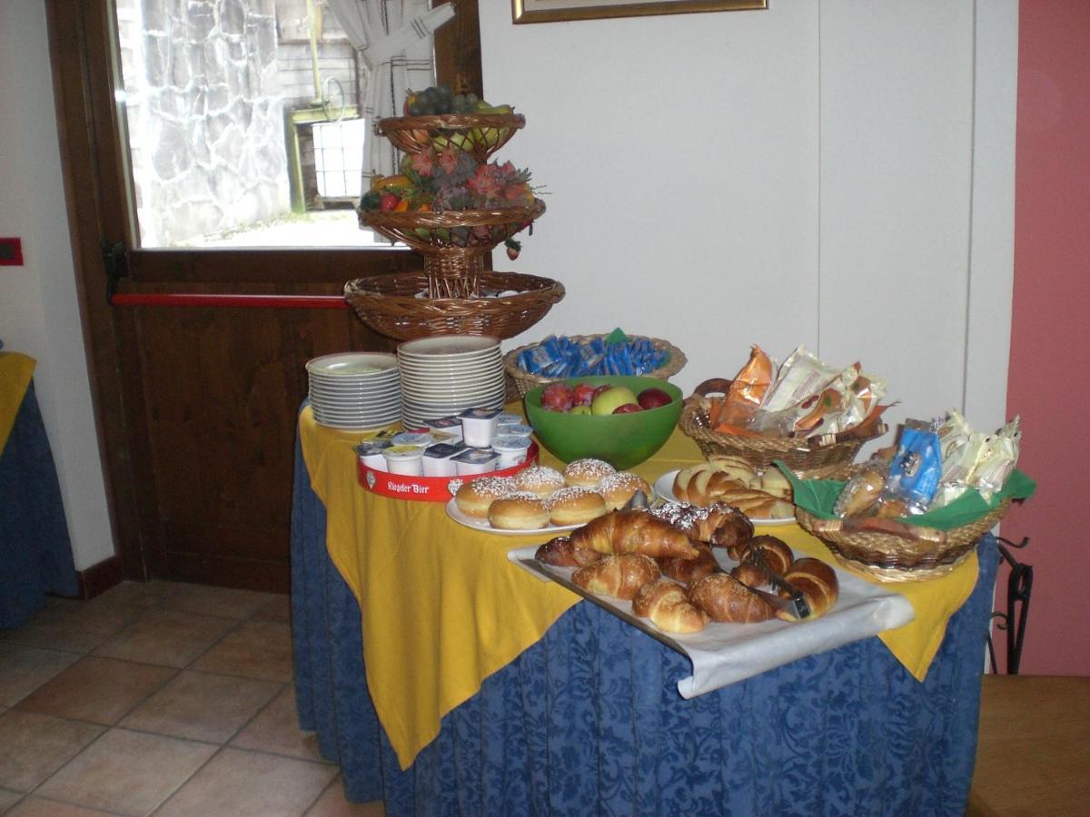 Hotel Genzianella Presenaio Bagian luar foto