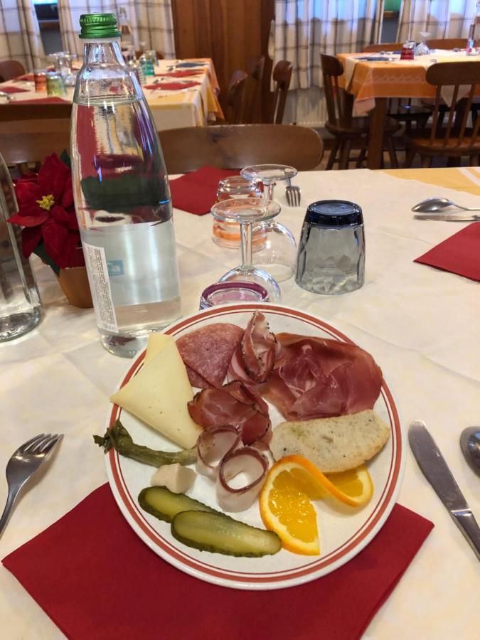 Hotel Genzianella Presenaio Bagian luar foto