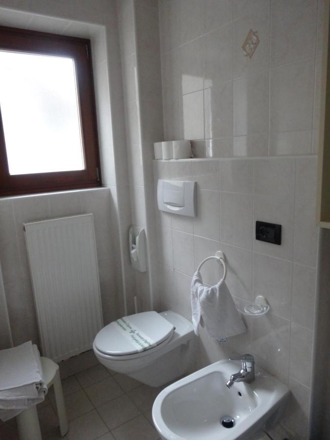 Hotel Genzianella Presenaio Bagian luar foto
