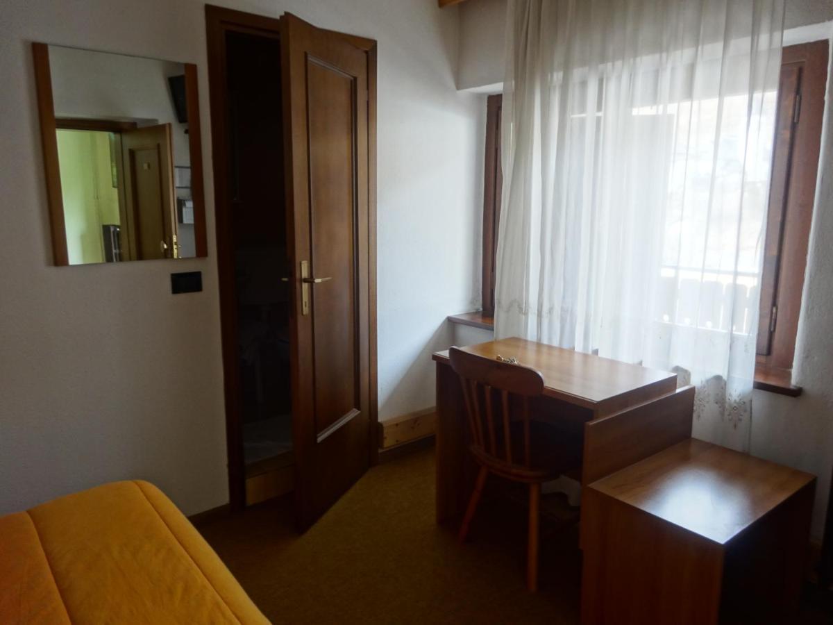 Hotel Genzianella Presenaio Bagian luar foto