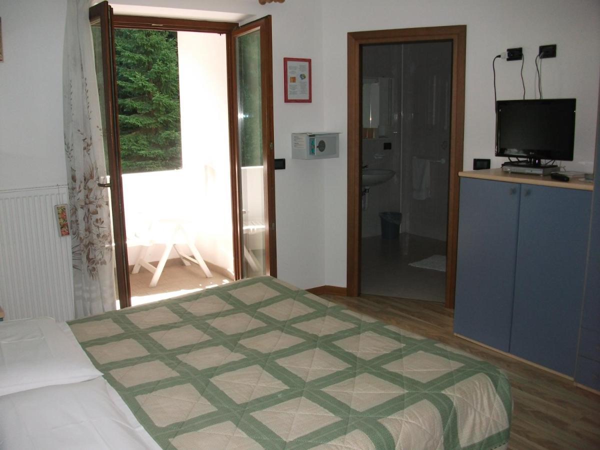 Hotel Genzianella Presenaio Bagian luar foto